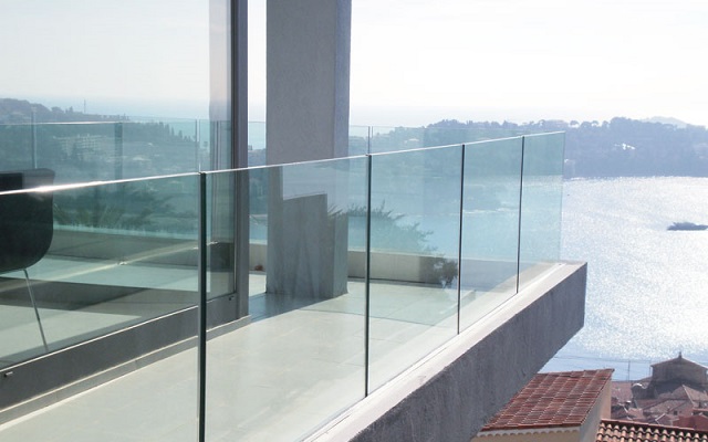 Barandilla de cristal para terraza moderna en Madrid